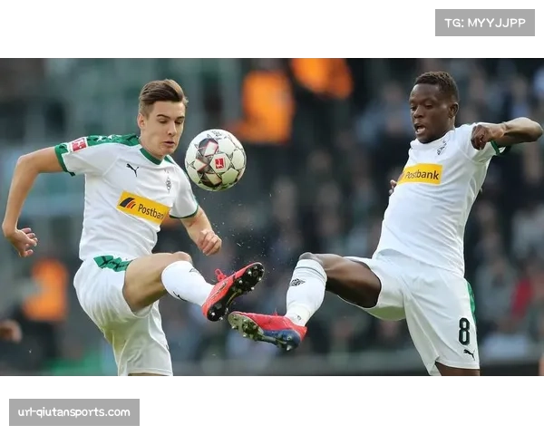 拜仁训练课重点演练边路传中，凯恩与中锋点抢点成焦点